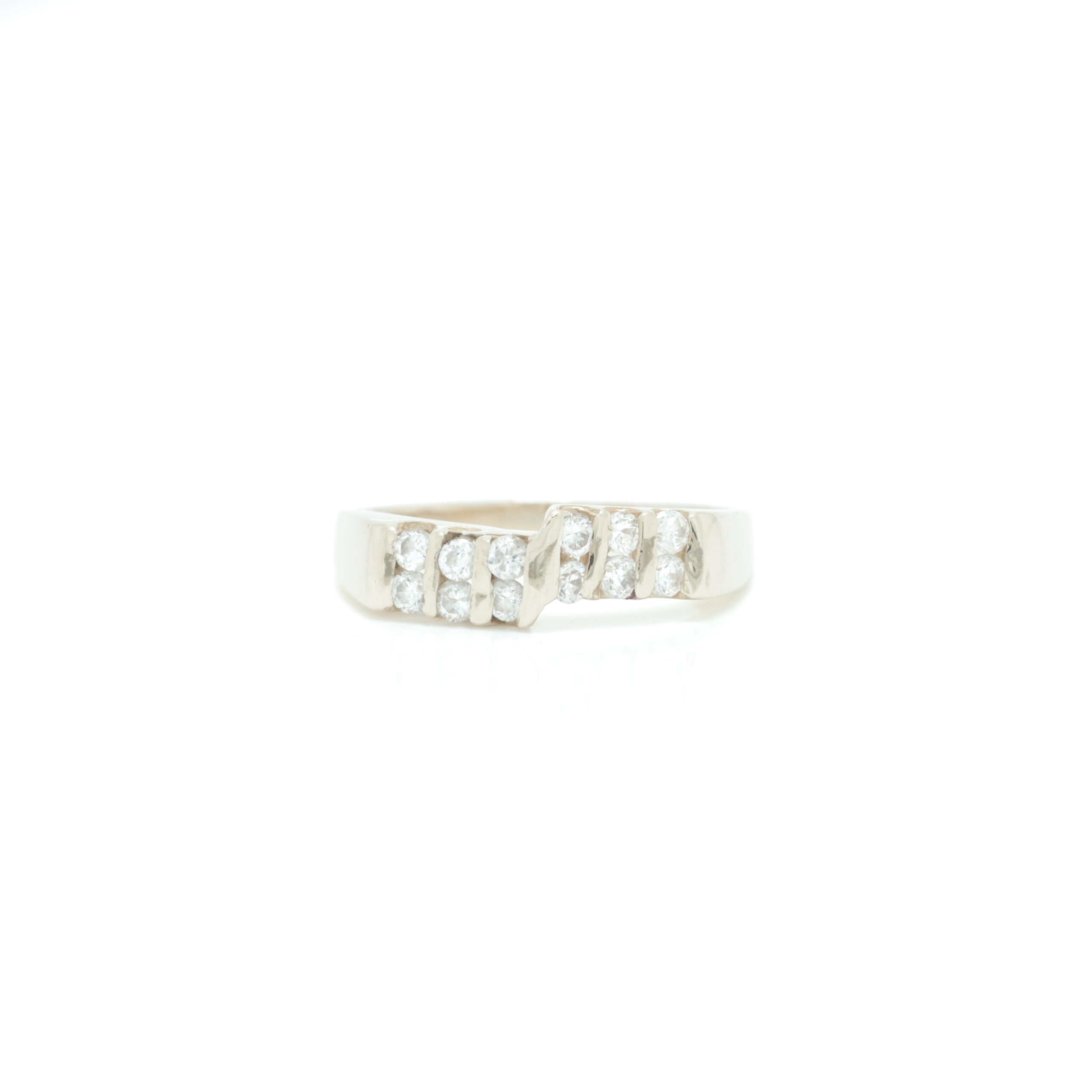 10.08.2026-028 Ring i gult gull 14 k(585) med stener - Bilde 1