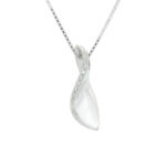 Anheng i hvitt gull 14 k med tre diamanter