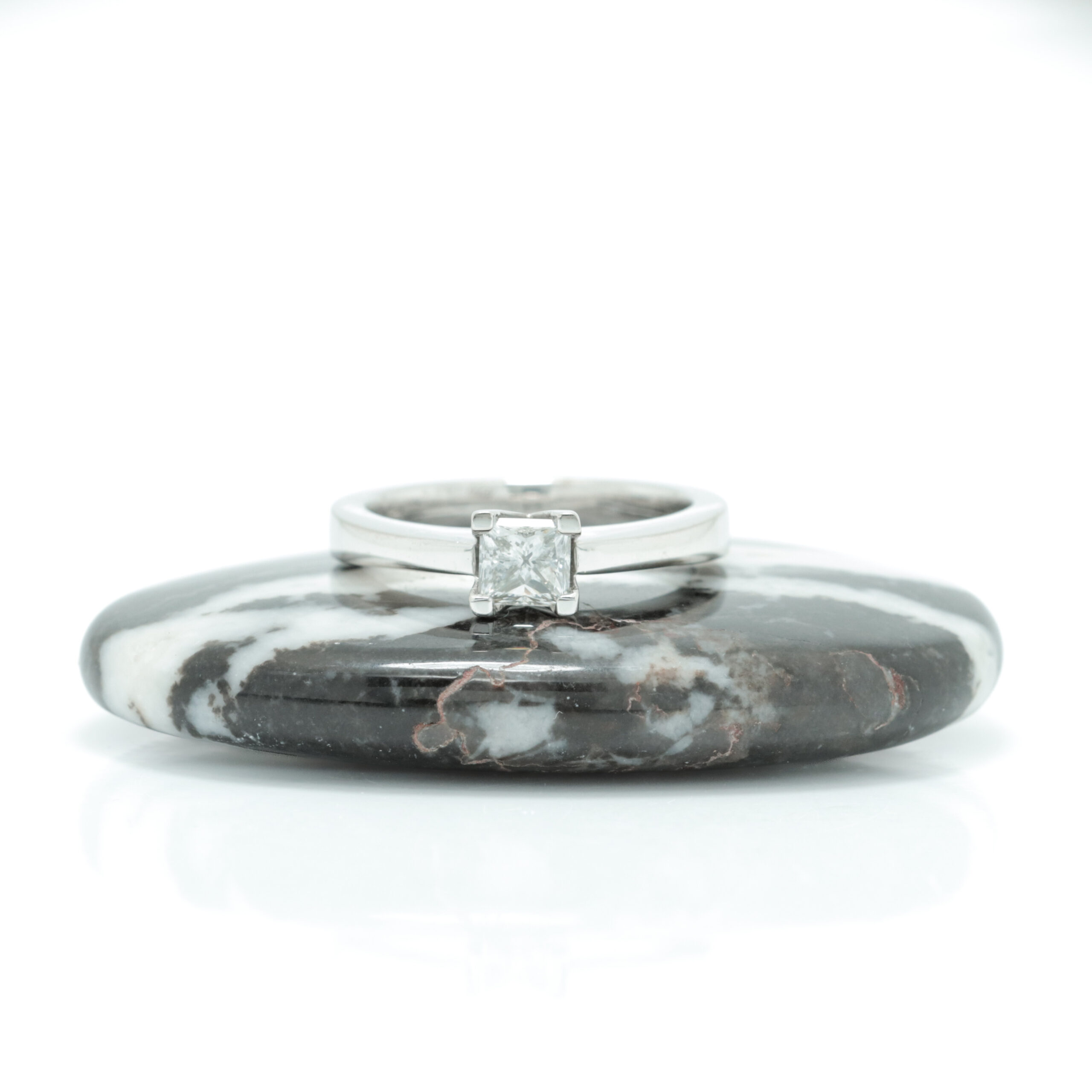 10.08.2026-127 En stens diamantring i hvitt gull 14 k - Bilde 1