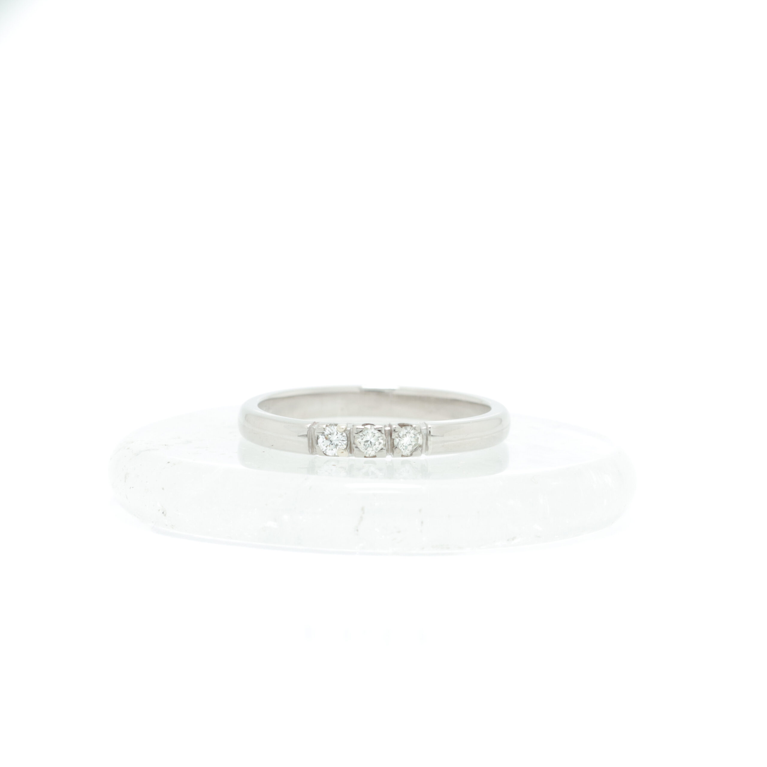 10.08.2026-129 Ring i hvitt gull 14 k med 3 diamanter - Bilde 1