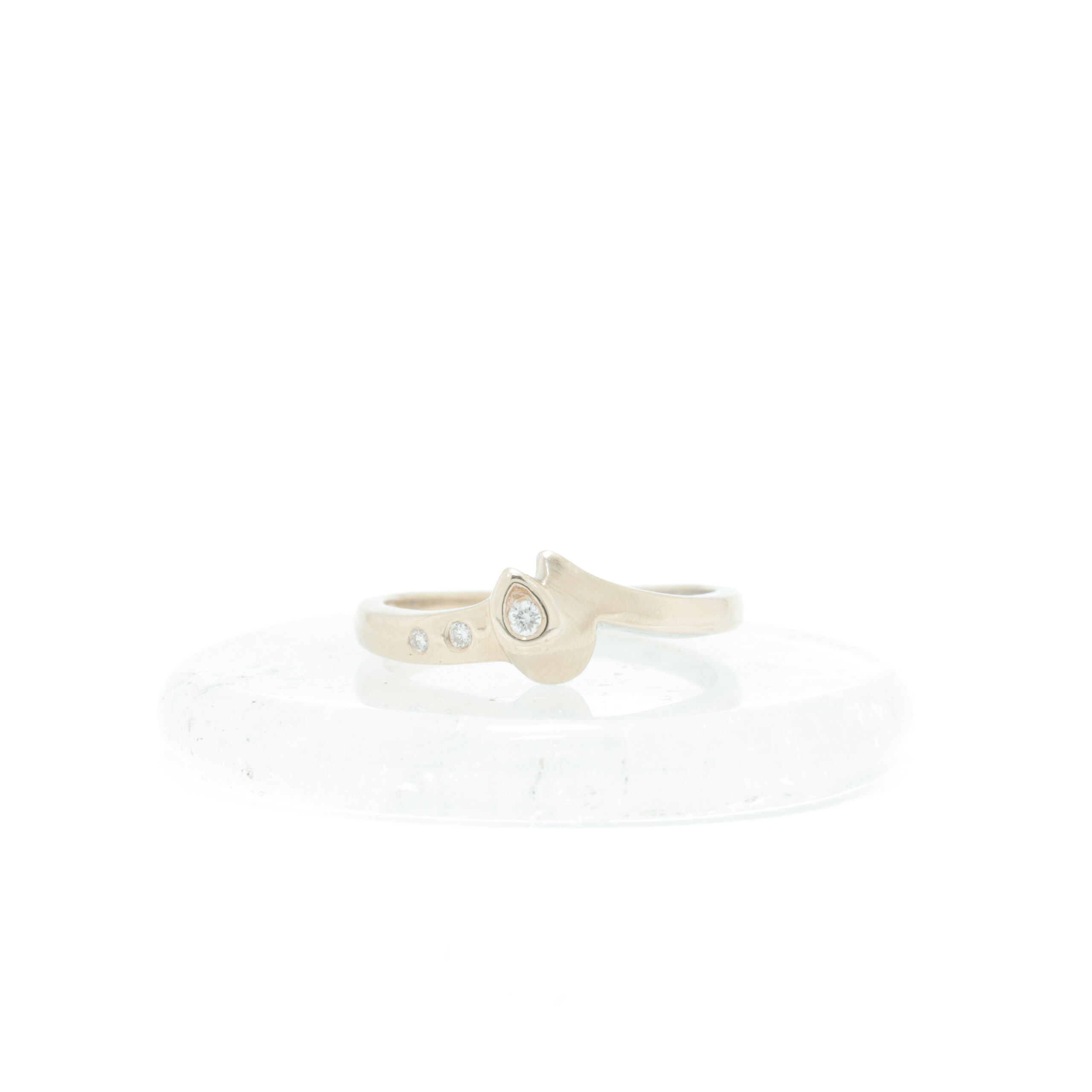 10.08.2026-131 Ring i gult gull med 3 diamanter - Bilde 1