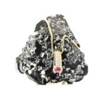 Anheng i gult gull 18 k med Rubin og diamant